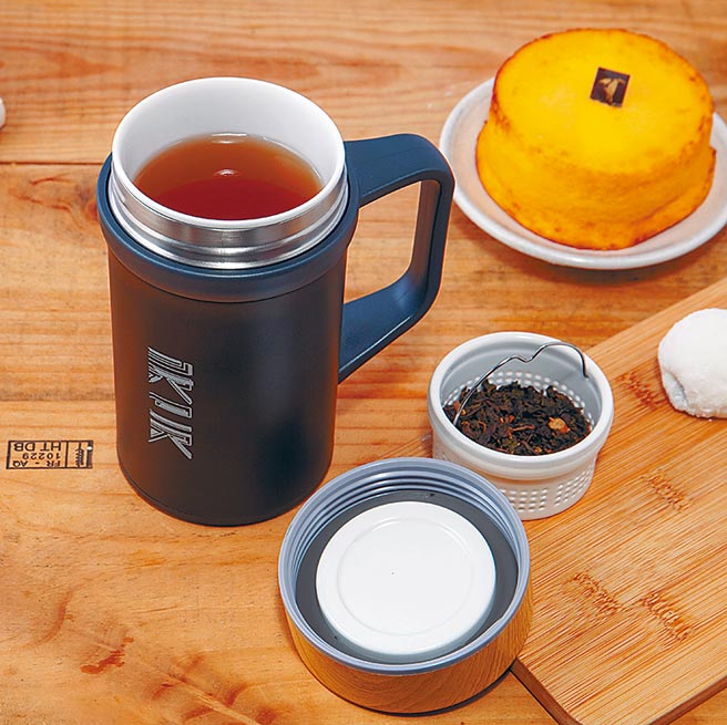 IKUK陶瓷保温杯－璞石杯500ml附滤茶器，高达319洞滤茶器，尤其是底部，可以确保杯内水流充份交换、萃取茶叶精华。图／业者提供