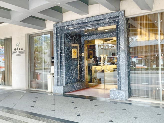 立委高嘉瑜被男友林秉枢施暴，关键证物白色豆腐头的充电磁碟迄今仍未找到，板桥警方3日凌晨再度搜索板桥馥都饭店（见图）林秉枢的住宿房间，找到署名高嘉瑜的自白书。（王扬杰摄）