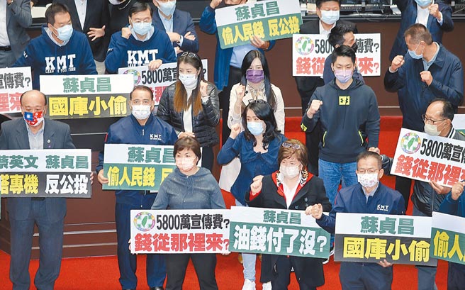 行政院長蘇貞昌3日前往立法院報告「海空戰力提升計畫採購特別預算案」並備詢，國民黨立委舉海報指控蘇是國庫小偷，民進黨巨頭們搭行政專機四處宣講公投不同意，卻未付一毛錢。（姚志平攝）