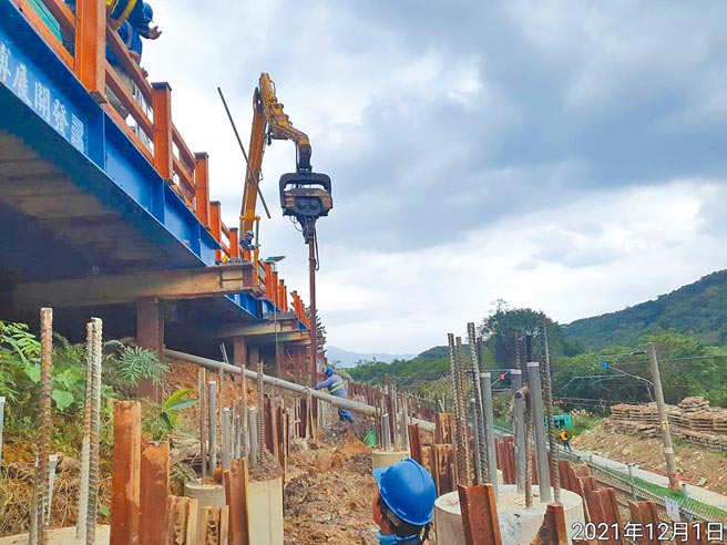 宜蘭線福隆石城臨軌工程發生鋼軌樁斷裂掉落，砸中太魯閣號列車的意外。（台鐵提供／陳祐誠傳真）