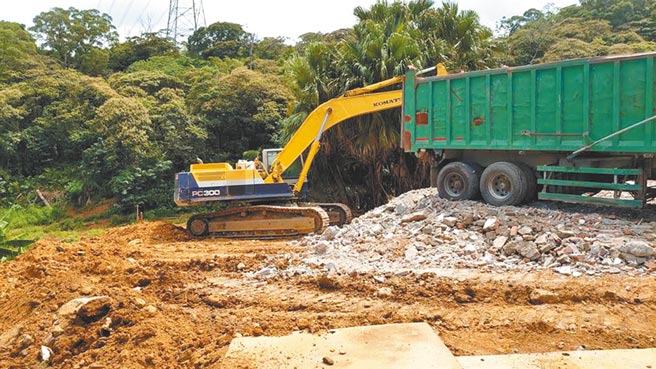 朱姓教授去年报名「铲装机挖土机双技能训炼班」甄试，口试只拿38分落榜，朱男质疑遭受考官不公平评分，因此提行政诉讼，但法官认为朱男是为省税金自行整地报考，不符合职训目的，判朱败诉。（本报资料照片）