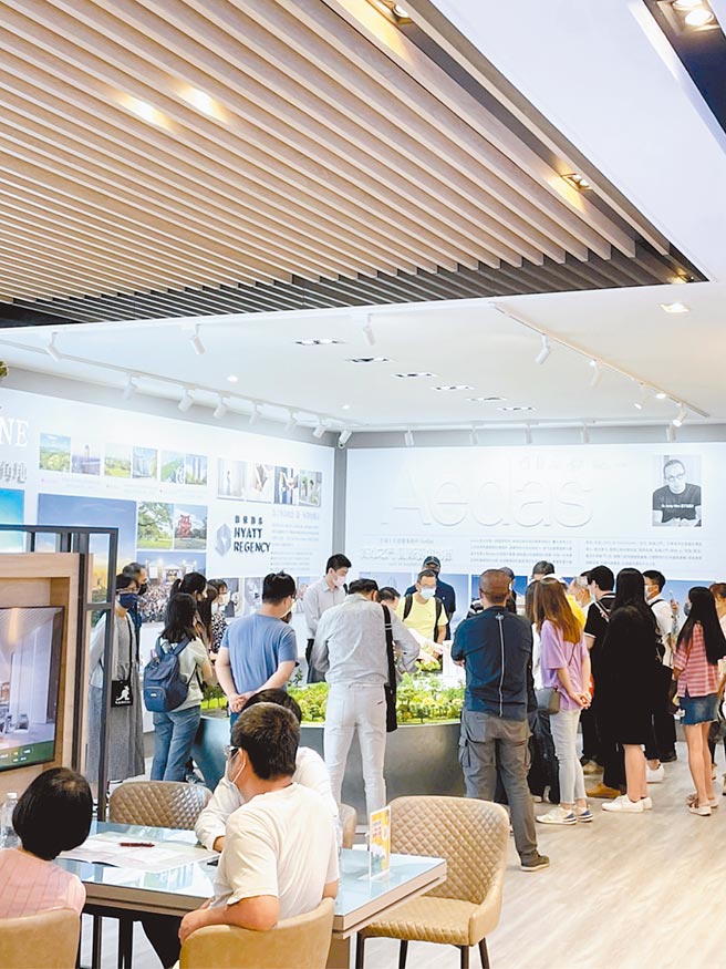 爱山林总经理张境在指出，高雄市「美术1号院」推出1个多月就去化超过50亿元案量。（甲山林提供）