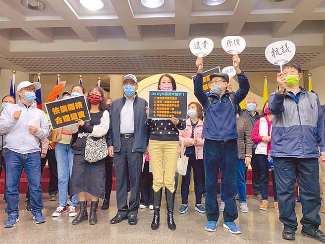 台北市议员王鸿薇3日接获30位民眾陈情，指控位于台北小巨蛋的某健身中心，疫情后恢復营运却擅自缩减营业时间、免费课程，不准会员使用烤箱、蒸气室及洗浴设备。（黄婉婷摄）