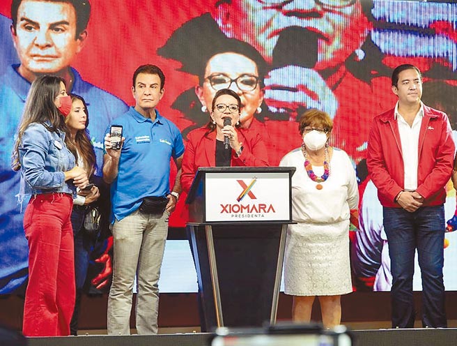 宏都拉斯總統當選人卡蕬楚（右三）的競選搭檔納斯拉亞（右四）表示，宏國新政府會優先考量與美國的關係，並不打算與中國建立外交關係。（摘自卡蕬楚臉書）