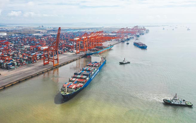 大陆「中央经济工作会议」本月即将召开，外媒引述消息人士透露，官方智库已起草2022年GDP年增率目标建议区间为5％～5.5％。图为繁忙的钦州港码头。（新华社）