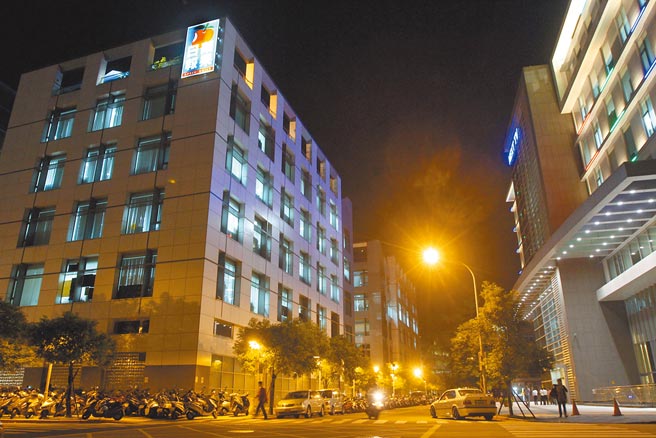 外媒报导，香港媒体大亨黎智英旗下的壹传媒，将在本月底关闭旗舰《苹果日报》台湾部门，全数300位员工将资遣。图为位在台北内湖的台湾苹果日报大楼。（本报资料照片）