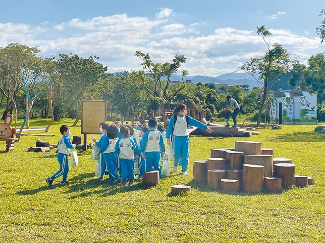 新北市府将树林河滨公园脏乱恶臭的山佳荷花池重整，并将漂流木加工再利用，制成艺术品、树屋、攀爬游具，打造漂流木体验区，吸引亲子同乐。（蔡雯如摄）