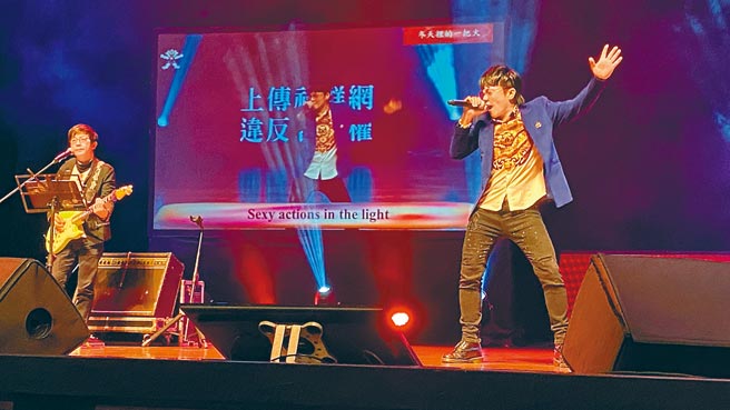 旺旺文教基金會、中國時報、中視及中天電視主辦「讓奉獻成為一種榮耀」公益演唱會，在台中熱情開唱。（陳淑芬攝）