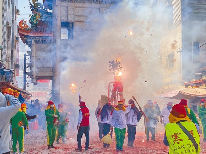台东玄武堂来嘉义城隍庙「炸寒单」，炮声轰隆隆。（廖素慧摄）