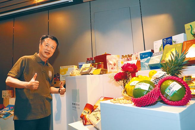 嘉義縣政府大力推動的「嘉義優鮮」自有品牌3日上市，首波共有79家業者入選。（張亦惠攝）