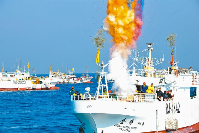 辛丑正科琉球迎王平安祭典3日登場，有別東港、南州迎王，在請水之前會先展開特殊「逡港腳」儀式。（謝佳潾攝）