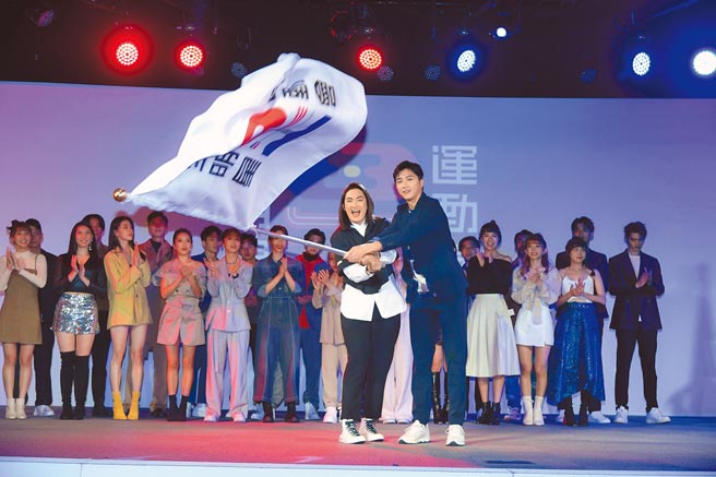 江宏杰（前排右）与钱薇娟续任《全明星3》的领队，昨一同出席首播记者会。（三立提供）