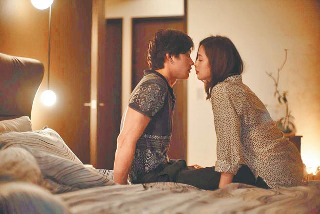 范少勋（左）和莫允雯在《不想一个人》里有令人脸红心跳的激烈床戏。（牵猴子提供）