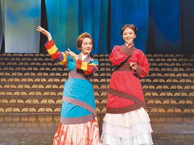 卓文萱（右）、罗美玲在音乐剧《情人哏里出西施》分别饰演西施、东施。（全民大剧团提供）