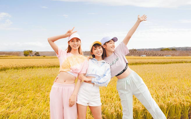 温妮新歌MV邀请好友阿部玛利亚（左）、泱泱跨刀。（哈啰你好工作室提供）