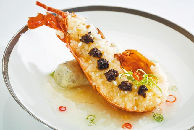 最受宾客欢迎的「有机黑金蒜蒸龙虾」。（台北文华东方酒店提供）