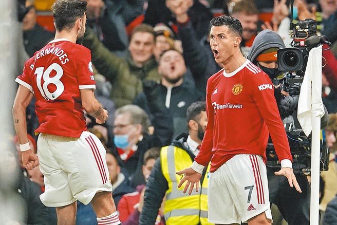 C.罗纳多（右）在第52分钟攻入曼联的第2球后，衝到角旗边做出「君临天下」的招牌动作。（美联社）