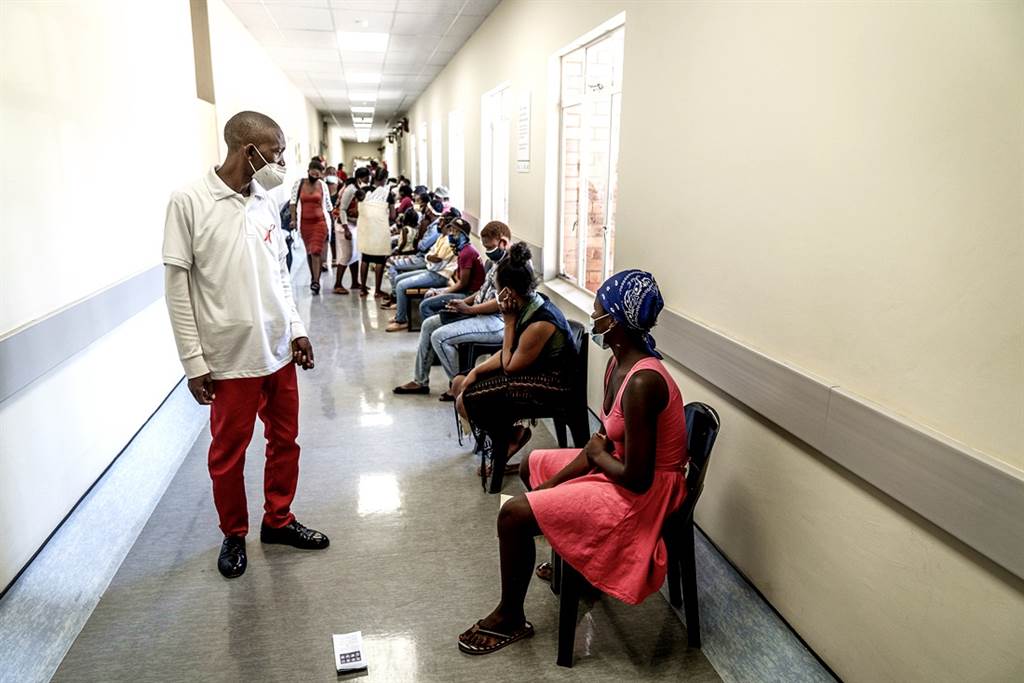 南非专家警告，新冠变异株Omicron在南非各地造成大量5岁以下幼童住院。图为南非民众在医院等着打疫苗的画面。（资料照／美联社）(photo:ChinaTimes)