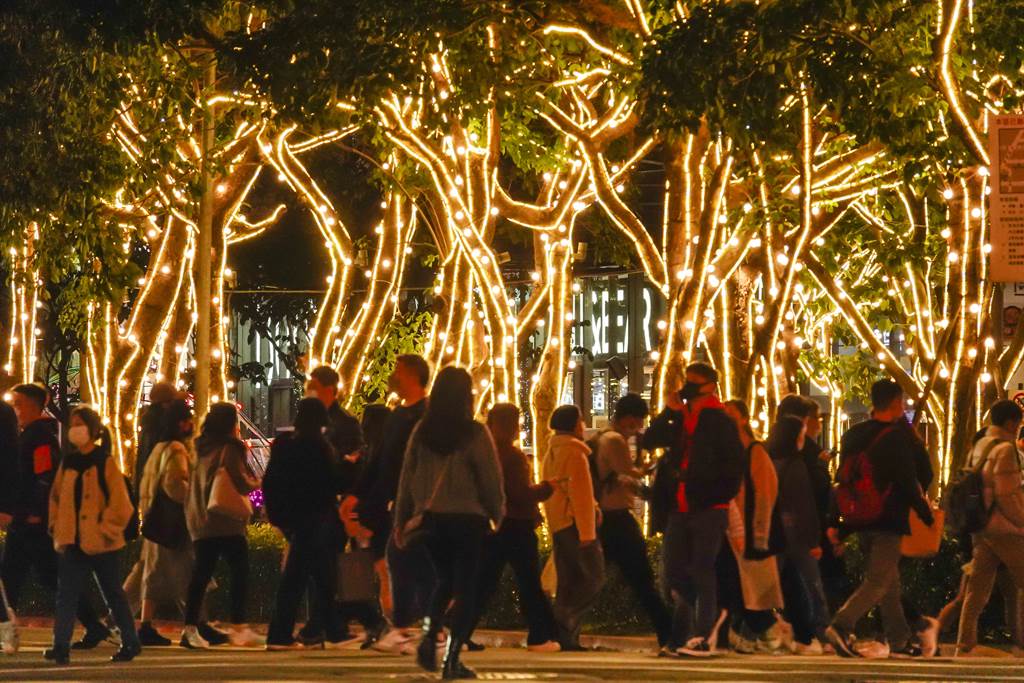 台北市信義區人行道樹裝飾著LED燈串，讓市區景觀充滿節慶氛圍。（黃子明攝）