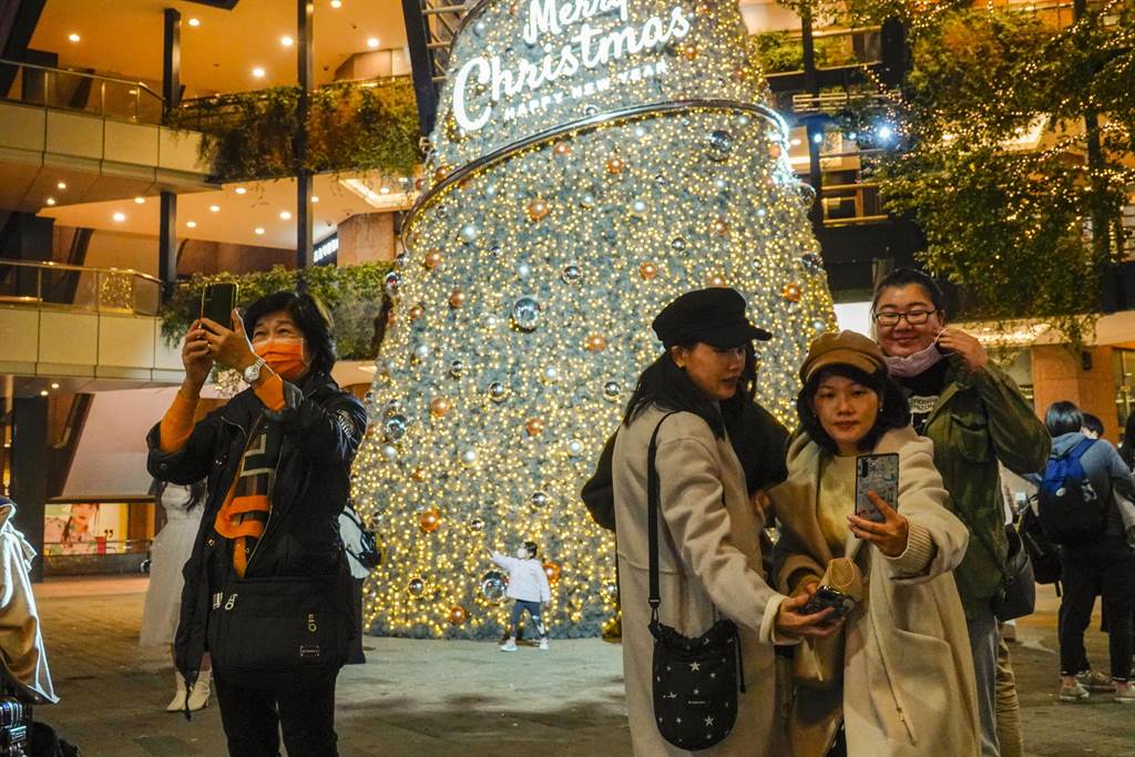 台北市信義區人行步道區設置大型耶誕樹，成為民眾拍照打卡熱門景點。（黃子明攝）