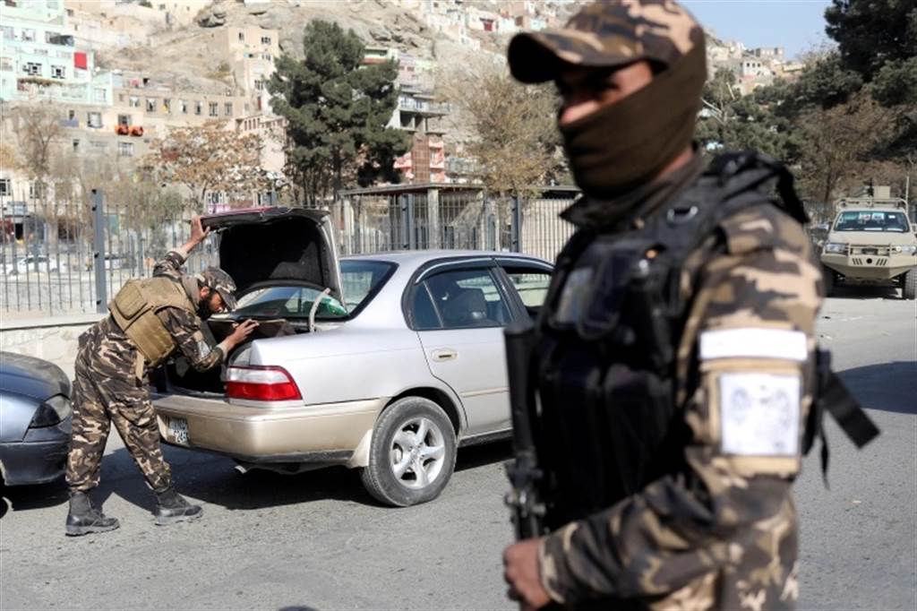 一名塔利班军人在阿富汗喀布尔的检查站搜查一辆汽车，这原本是安全部队的工作，但塔利班当家以后，另有极端主义团体持续对喀布尔发动恐怖攻击。图/路透社(photo:ChinaTimes)