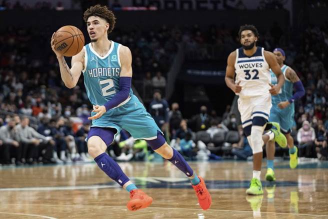 黄蜂队拉梅洛鲍尔(左)传球给队友。（美联社资料照）