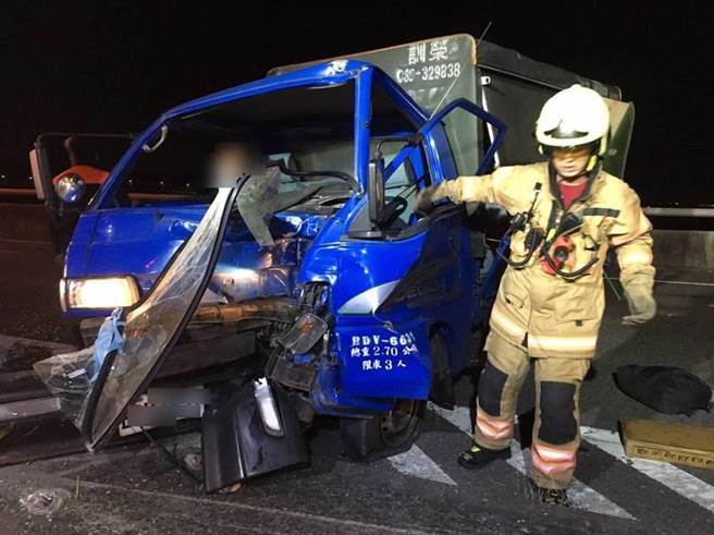 小货车驾驶撞上分隔岛路灯，车头凹陷，驾驶也不幸身亡。（民眾提供／曹婷婷台南传真）