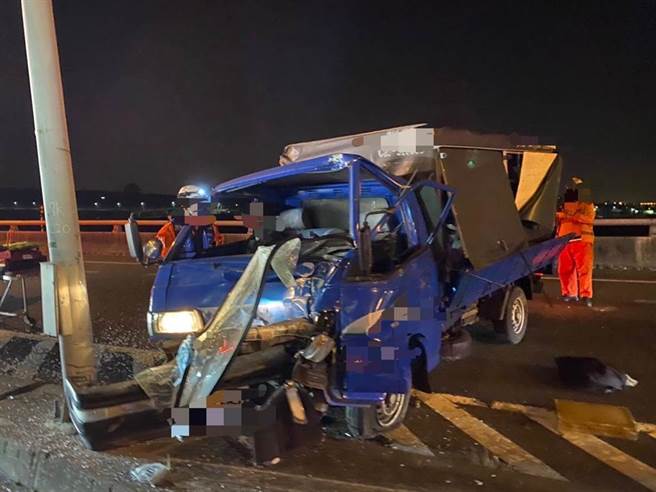 小货车车头严重毁损。（警方提供／曹婷婷台南传真）
