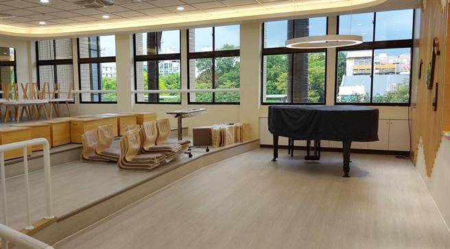 嘉义女中音乐教室－明亮柔性色调，平台钢琴及特制环状灯具为空间焦点。（教育部提供／林志成台北传真）