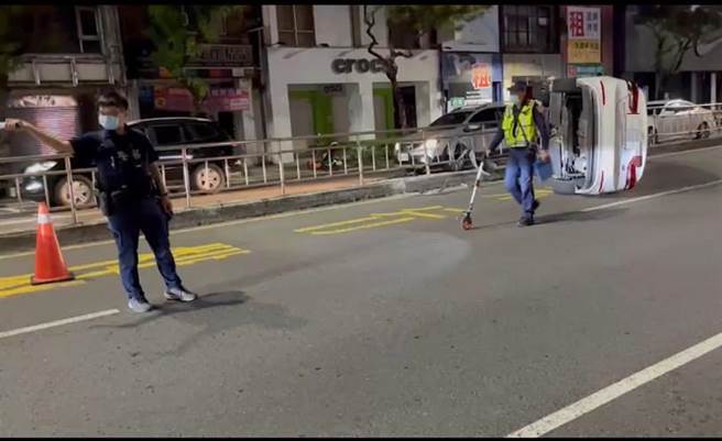 女驾驶自撞分隔岛，整辆车翻在警局前。（翻摄照片／洪靖宜高雄传真）