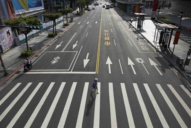 网友票选2021台湾年度代表字，一面倒回球棒的「棒」。图为今年五月中三级警戒下，信义区空荡荡。(资料照)
