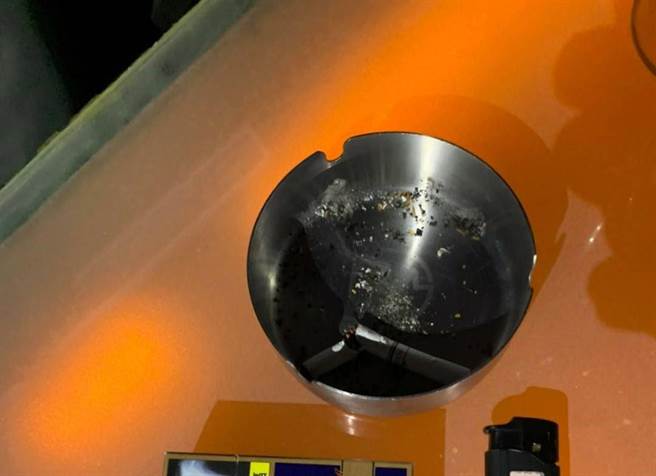 台中市警察局第六分局彻夜大力执行「除暴安民专案」，发现夜店禁菸场所，业者竟提供菸灰缸，酒客在禁菸场所吸菸。（民眾提供／卢金足台中传真）