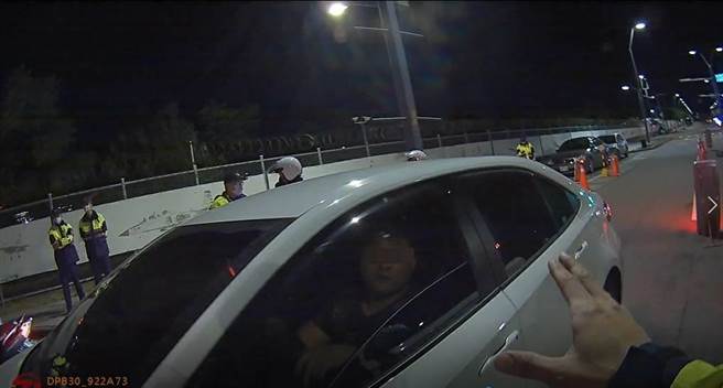 警方查获男子午夜无照驾驶上路，无视行车安全，警方依照违反道路交通管理处罚条例告发。（民眾提供／卢金足台中传真）