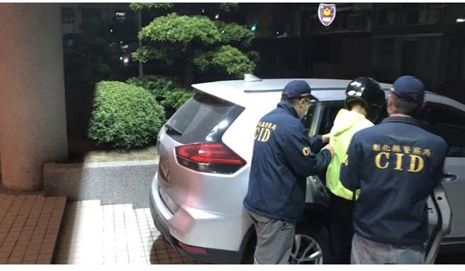 粘姓男子昨天晚間遭鹿港警方拘提到案。（警方提供／謝瓊雲彰化傳真）