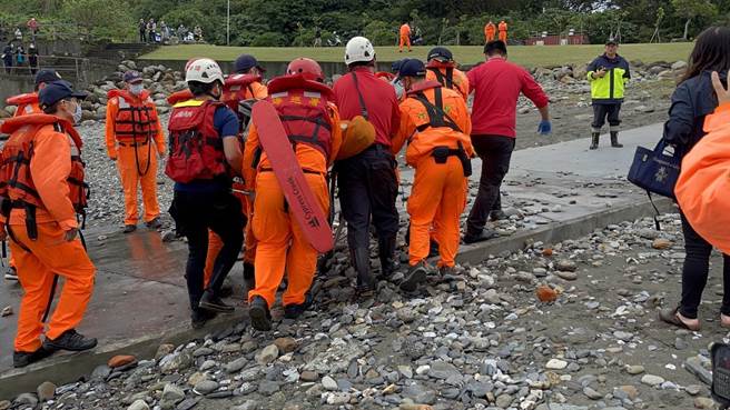 苏澳镇豆腐岬今天发生钓客落海事件，宜兰县消防局获报后派员前往现场抢救。（民眾提供／李忠一宜兰传真）