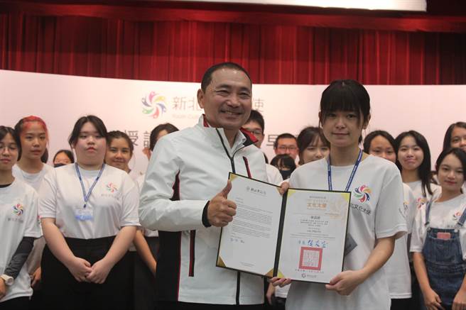 新北市长侯友宜为89位通过培训的文化大使授予勋章、证书及推荐信。（陈慰慈摄）