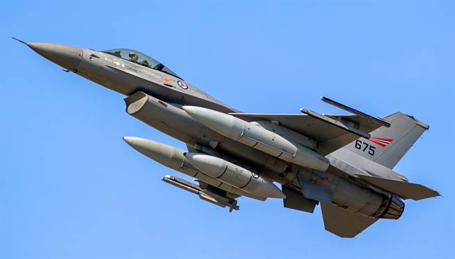 飛龍國際（Draken International）已向挪威採購了多達12架退役的F-16戰機（見圖）。（達志影像/Shutterstock）