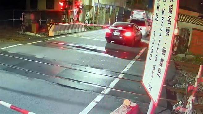 1辆自小客车通过礁溪乡兴农路平交道时，因前车停等无法前进，车辆遭平交道遮断杆击中。（翻摄照片／李忠一宜兰传真）