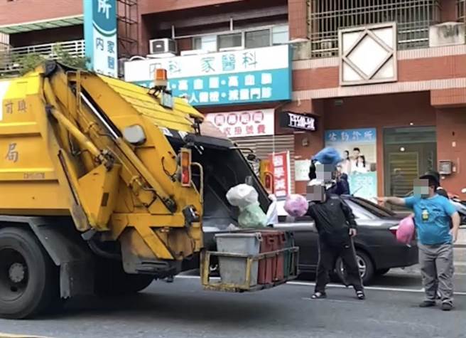 民眾拍下一群人排排站等候垃圾车经过，接着就抛丢垃圾进车斗中。（郑先生提供／洪靖宜高雄传真）