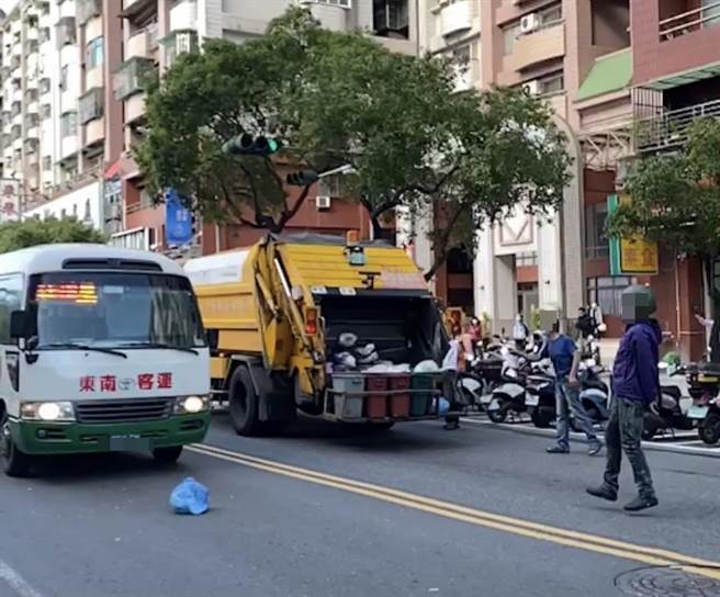 民眾拍下一群人排排站等候垃圾车经过，接着就抛丢垃圾进车斗中。（郑先生提供／洪靖宜高雄传真）