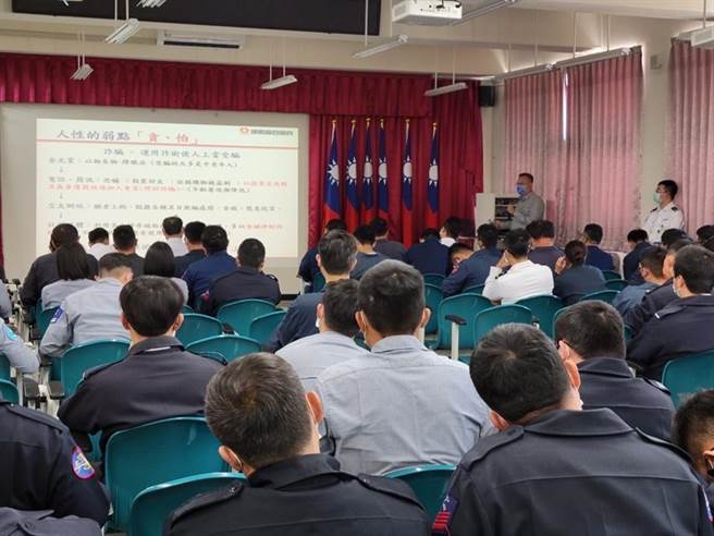 (海军一四六舰队有鑑于诈骗猖獗，邀请康和证券澎湖分公司资深经理杨宇鸿，日前进行「111年度反诈骗宣导」专题演讲，剖析投资理财诈骗新手法与应对防范措施。图／康和证券提供)