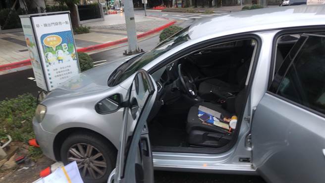 25岁曾姓男子精神恍惚自撞分隔岛，警方在车内起出安毒吸食器。（图／李文正翻摄）