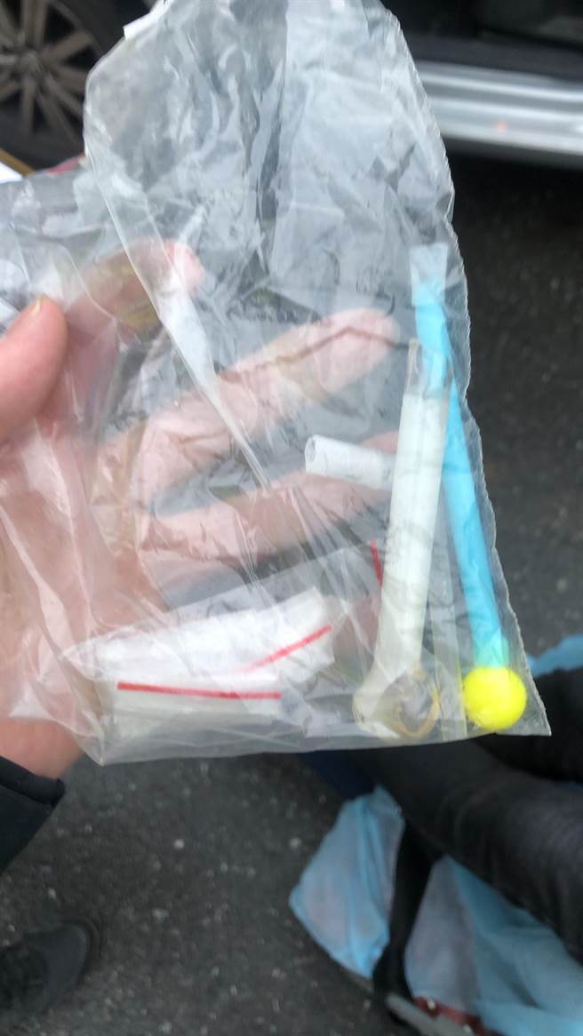 曾姓男子疑因施用毒品后昏睡发生交通事故，警方在车内起出毒品。（图／李文正翻摄）