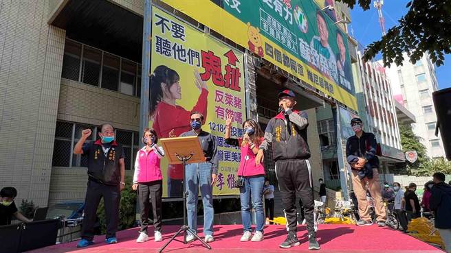 李雅静今邀请马英九、高是议长曾丽燕、高市党部主委许福明、议会党团总召童燕珍陪同骑行，从高捷凤山西站出发，途中绕到龙山寺参拜，最终点抵达原高雄县党部，该处已非蓝营党产，日前还上演蓝绿公投看板大战。（柯宗纬摄）