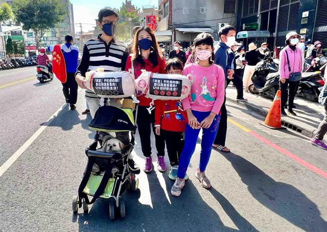 有民眾全家总动员到场，反对进口莱猪。（柯宗纬摄）