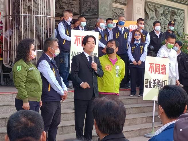 副总统赖清德在市议员谢志忠及前议员翁美春的陪同下，5日到台中丰原镇清宫进行公投宣讲。（陈淑娥摄）