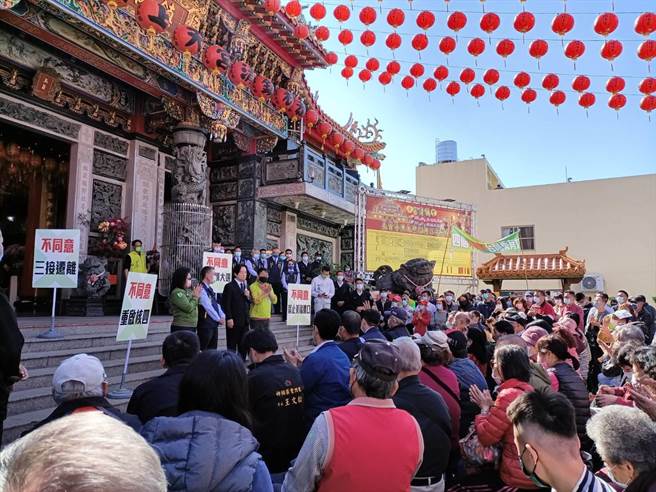 副总统赖清德在市议员谢志忠及前议员翁美春的陪同下，5日到台中丰原镇清宫进行公投宣讲。（陈淑娥摄）