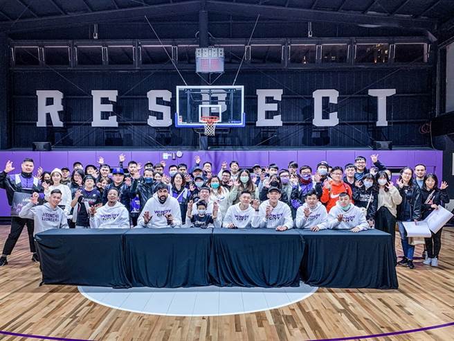 攻城獅球員與會員一起來個大合照。(新竹攻城獅提供)