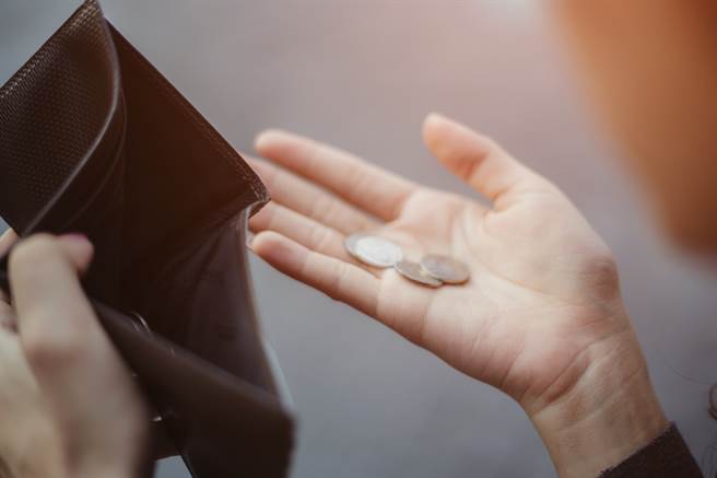 有网友表示乡下的豆浆从一杯10涨到15元，质疑「原物料有涨这么多吗？」理财作家李雅雯则表示，因为黄豆涨5%，导致豆浆的涨幅飙50%。（图／示意图，达志影像）