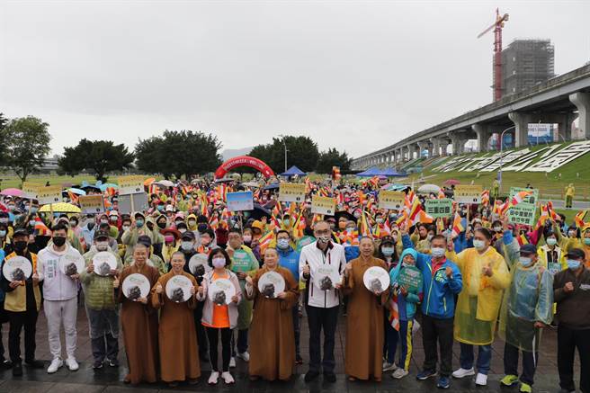 佛光会三重禅净中心于今（5日）上午在新北大都会公园，举办「復蔬公益万人路跑VEGRUN」，以「你跑步、我捐餐」号召眾人响应，吸引超过1200人参加。（叶书宏摄）